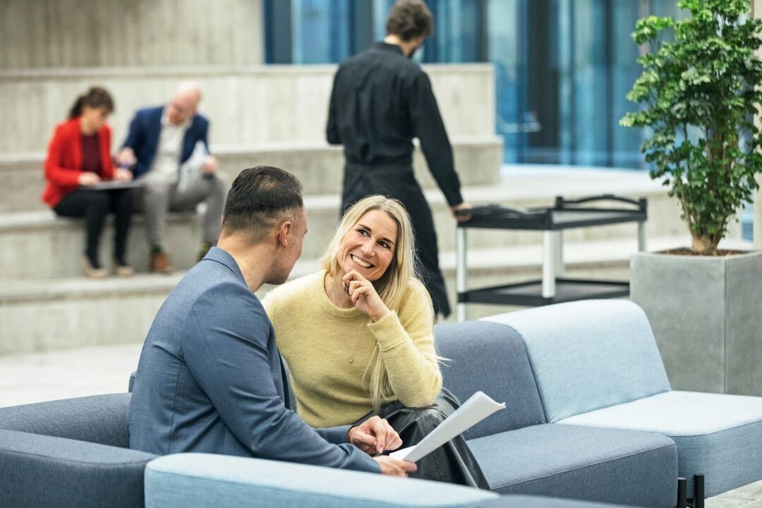 To mennesker som snakker sammen