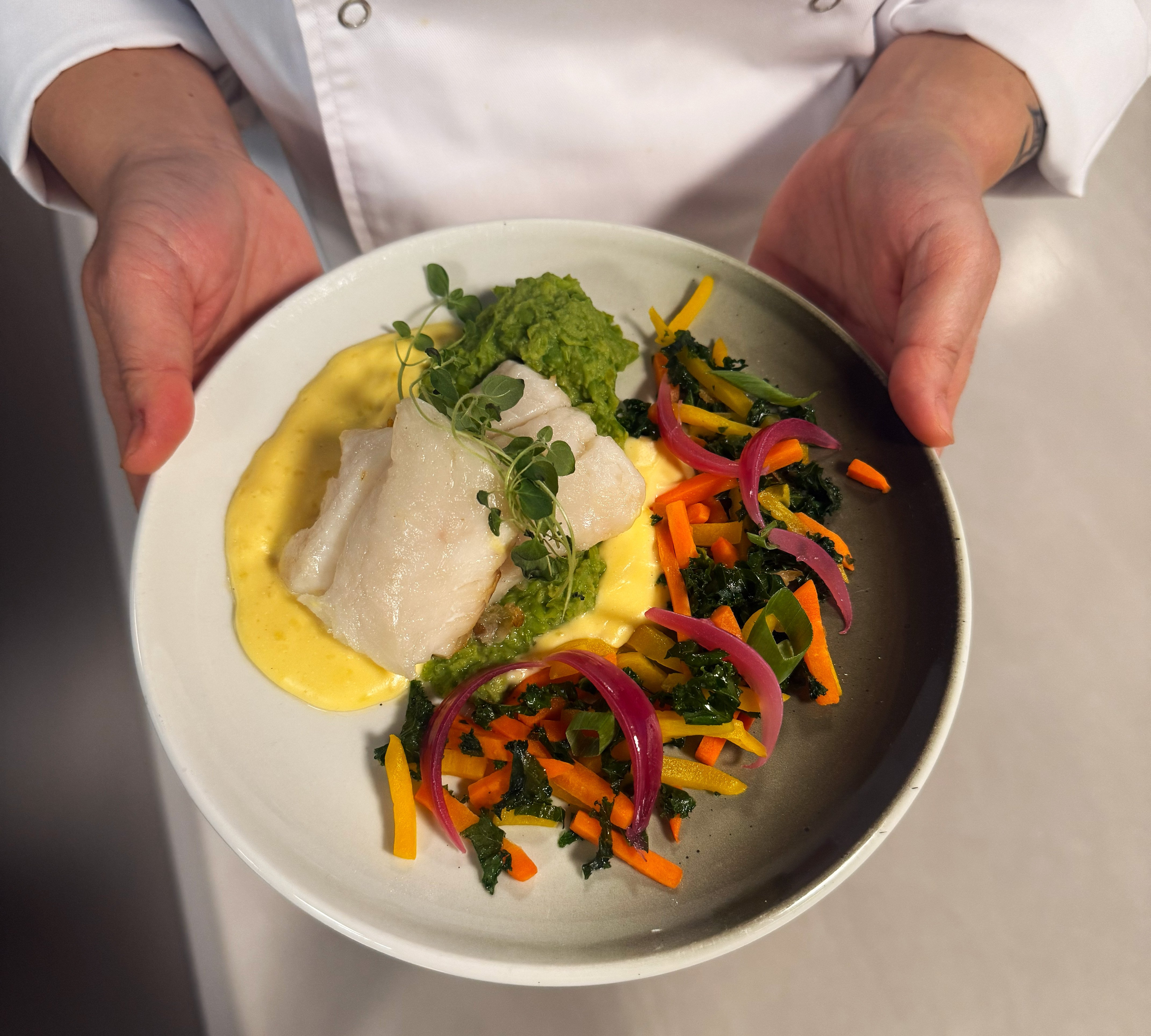 Hender holder tallerken