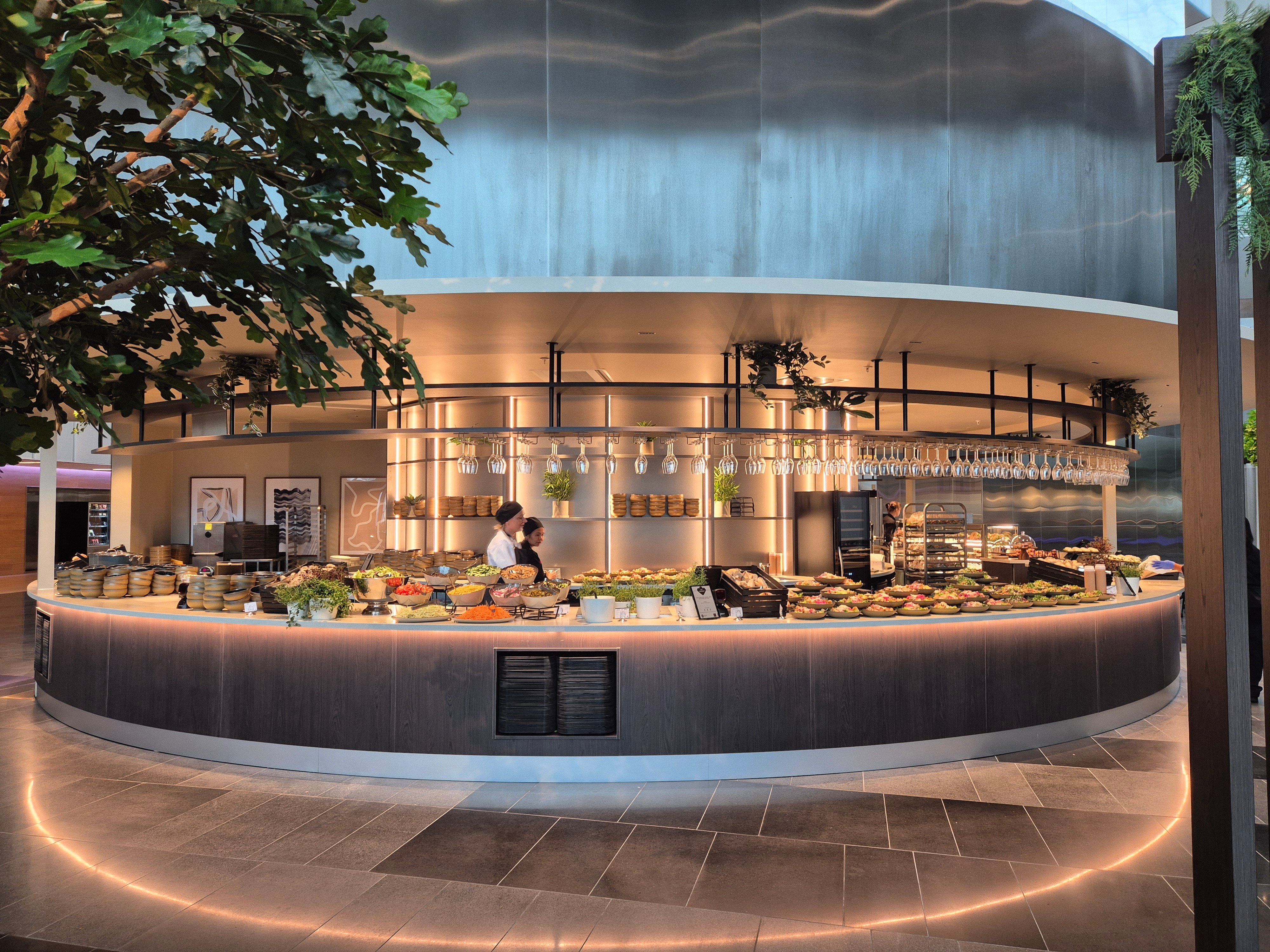 I tett samarbeid med Norwegian Property har ISS utviklet en moderne og funksjonell personalrestaurant i Martin Linges vei 33 (ML 33) på Fornebu.