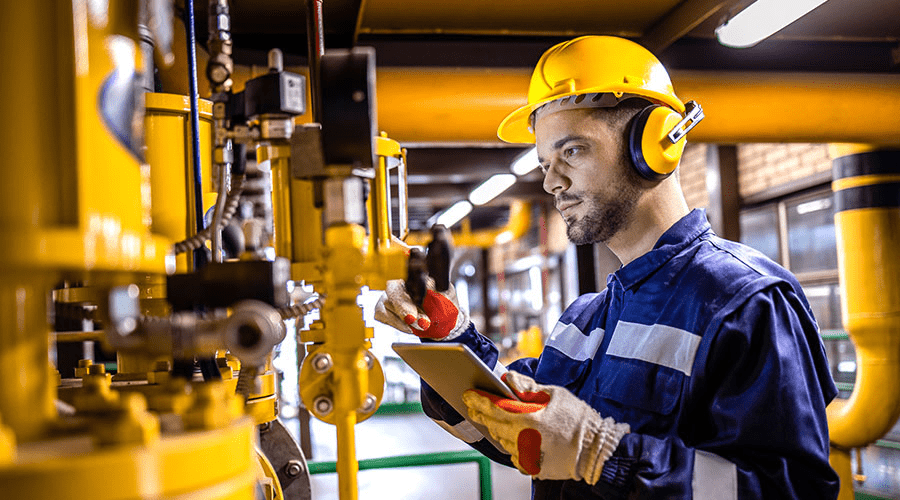 20793_technician_shutterstock_2220333241